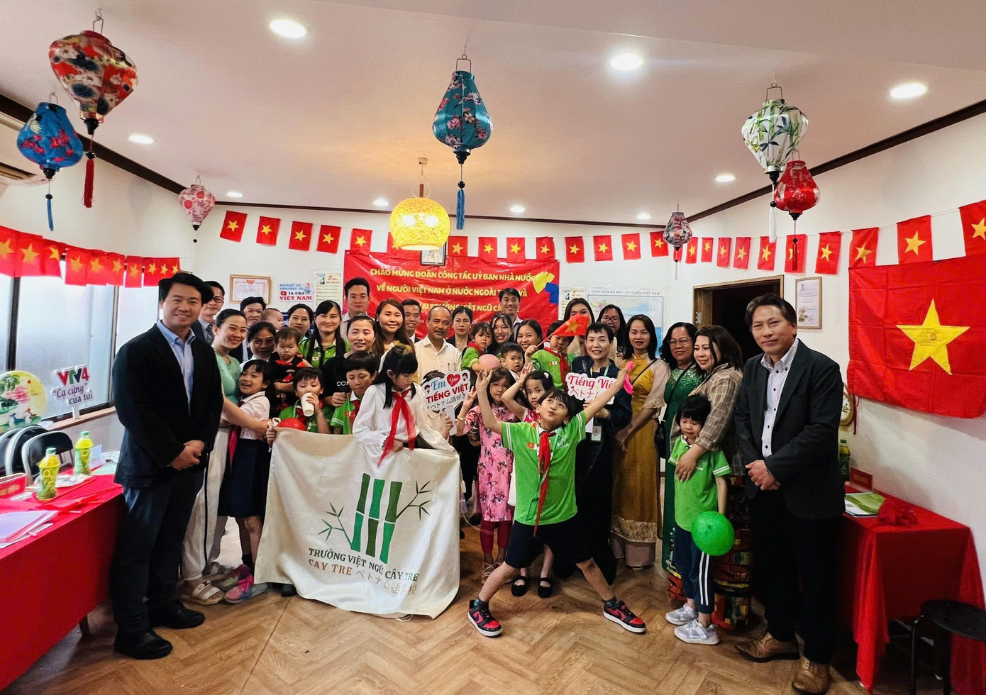 Chủ nhiệm Nguyễn Trung Kiên tới thăm trường Việt ngữ Cây tre