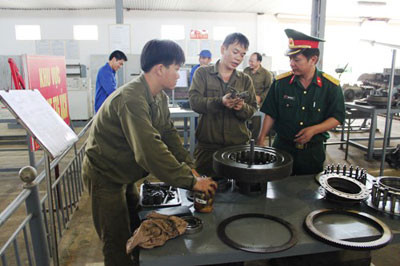 Đại tá Kiều Thanh Hà, Giám đốc Xưởng Sửa chữa Tăng-Thiết giáp 32 trao đổi kinh nghiệm sau sửa chữa xe tăng-thiết giáp với thợ bậc cao Phân xưởng 1