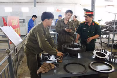 Đại tá Kiều Thanh Hà, Giám đốc Xưởng Sửa chữa Tăng-Thiết giáp 32 trao đổi kinh nghiệm sau sửa chữa xe tăng-thiết giáp với thợ bậc cao Phân xưởng 1. Đại tá Kiều Thanh Hà, Giám đốc Xưởng Sửa chữa Tăng-Thiết giáp 32 trao đổi kinh nghiệm sau sửa chữa xe tăng-thiết giáp với thợ bậc cao Phân xưởng 1