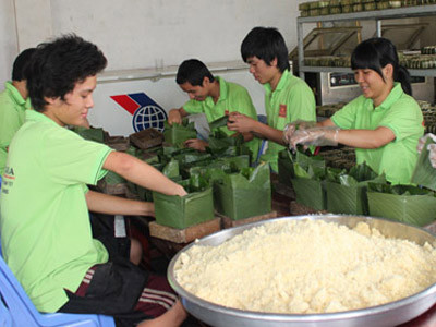 Gói bánh chưng xuất khẩu tại cơ sở Trần Gia (Đồng Nai) 