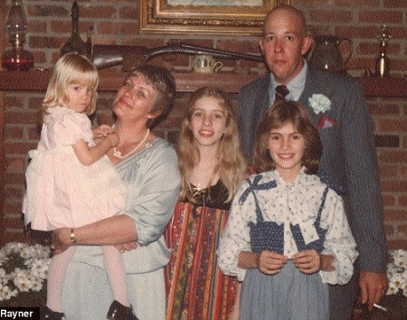 Trong bức hình chụp nhân dịp Giáng sinh, Julia Roberts (cô gái tóc ngắn) đang đứng cạnh chị gái Lisa, cha dượng Michael Motes, mẹ đẻ - bà Betty, cô em gái cùng mẹ khác cha Nancy. Điều đáng chú ý là bà Betty hơn chồng tới 11 tuổi