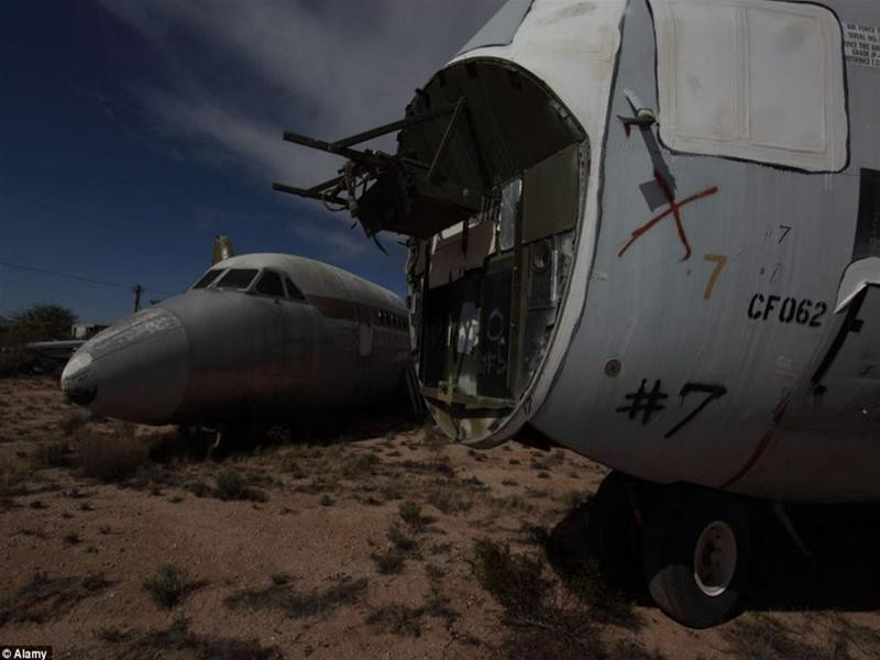 Chiếc máy bay này đã bị tháo dỡ phần mũi để lấy linh kiện thay thế.