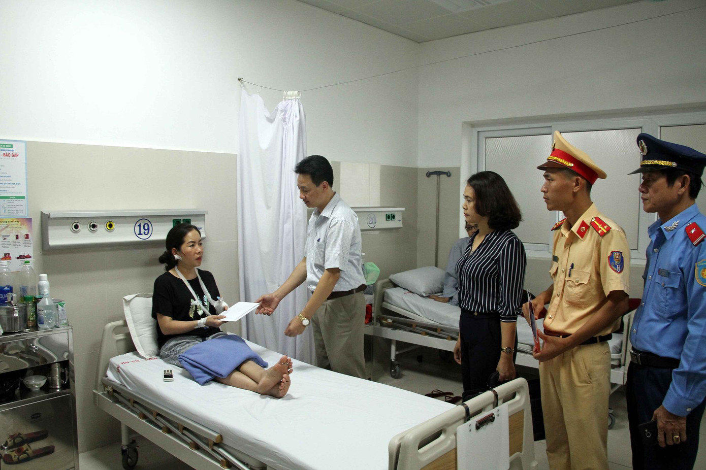 Đại diện ban ATGT tỉnh Quảng Bình thăm và động viên nạn nhân của vụ tai nạn