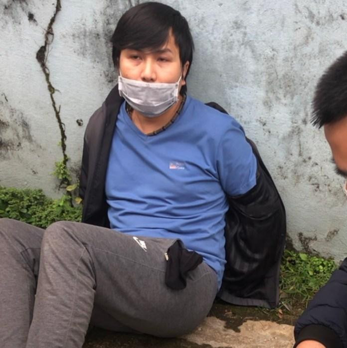 Đối tượng bị bắt quả tang khi cất giấu những viên ma túy tổng hợp trong người. Đối tượng bị bắt quả tang khi cất giấu những viên ma túy tổng hợp trong người.