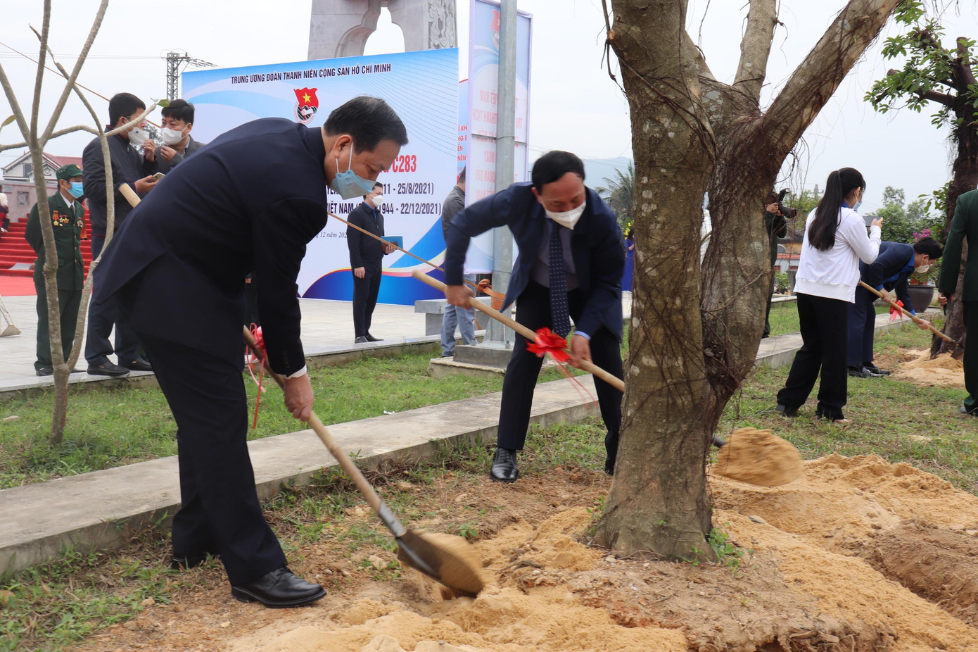 Trồng cây lưu niệm tại khu tưởng niệm Đại đội TNXP C283