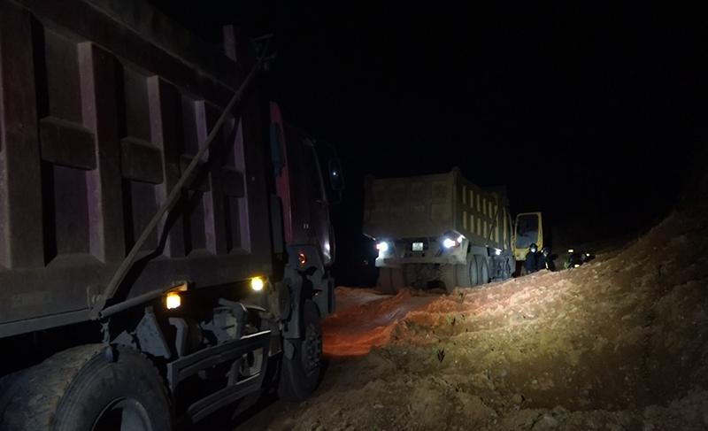 Các xe tải chờ "ăn hàng" tại khu vực khai thác quặng sắt trái phép. Các xe tải chờ "ăn hàng" tại khu vực khai thác quặng sắt trái phép.
