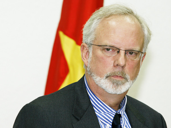 Đại sứ Mỹ David Bruce Shear tại buổi họp báo. Ảnh: Phương Anh