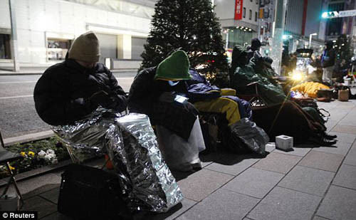 Để có được chiếc iPad sớm nhất, các tín đồ Apple cam chịu gió rét tại Nhật Bản