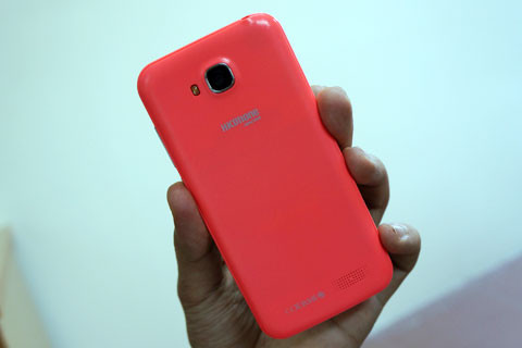 Chất liệu Polycarbonate cứng cáp cùng lớp vân khiến Racer khá giống đồ chơi