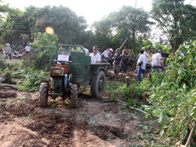 Người dân xã Xuân Quan thu dọn vườn cây cảnh sau vụ cưỡng chế sáng 24/4