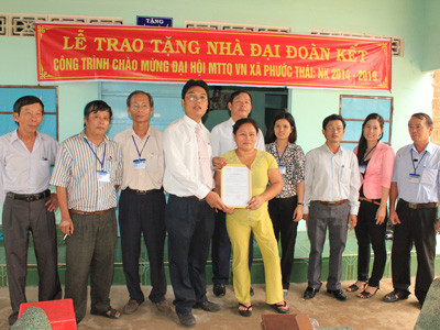 Ông Lâm Phúc - Trưởng phòng Đối ngoại trao quyết định bàn giao nhà tình thương cho gia đình bà Phùng Thị Thu, ngụ tại ấp 1B, tại xã Phước Thái 