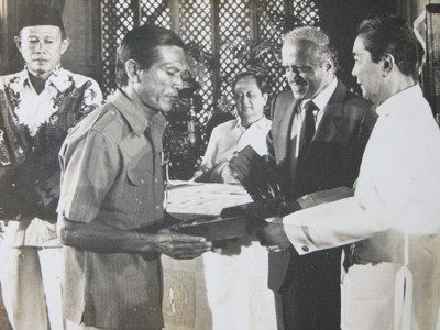 Hai Chung nhận thưởng từ tay Tổng thống Philippinnes Marcos