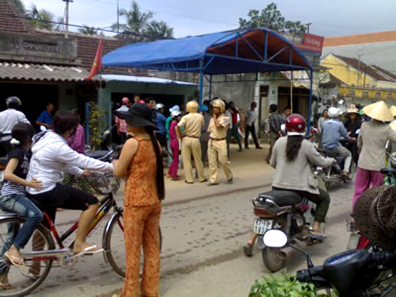 Các lực lượng CA thực hiện khám nghiệm hiện trường vụ án