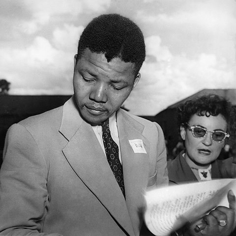 Năm 1951: Ông Mandela với tư cách là một luật sự và nhà hoạt động chống chủ nghĩa phân biệt chủng tộc tham dự một hội nghị của Đảng Đại hội Dân tộc Phi (ANC). (Nguồn: Getty)