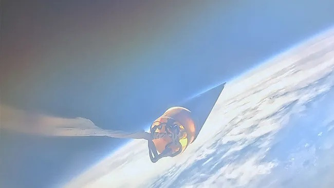 Afterschock II đạt độ cao tối đa là 143.300 m so với bề mặt Trái Đất, cao hơn bất kỳ tên lửa nghiệp dư nào khác. Sau đó, đầu mũi tên tách ra và bung ra một chiếc dù trước khi rơi trở lại Trái Đất. (Ảnh: Trường Kỹ thuật USC Viterbi) Afterschock II đạt độ cao tối đa là 143.300 m so với bề mặt Trái Đất, cao hơn bất kỳ tên lửa nghiệp dư nào khác. Sau đó, đầu mũi tên tách ra và bung ra một chiếc dù trước khi rơi trở lại Trái Đất. (Ảnh: Trường Kỹ thuật USC Viterbi)