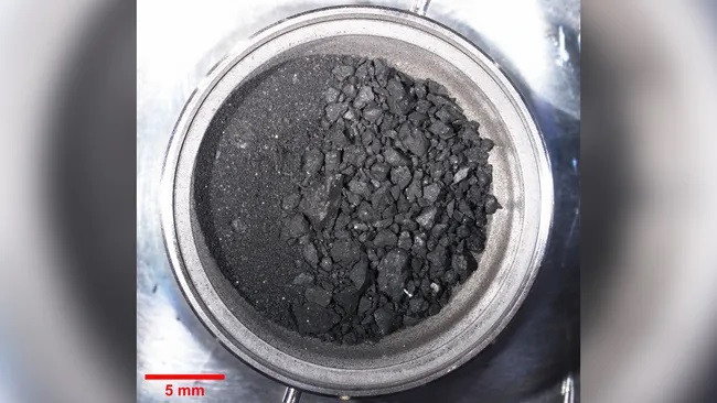 Mẫu vật thu thập được từ tiểu hành tinh Ryugu bởi tàu vũ trụ Hayabusa2. (Ảnh: Yada, Nature Astronomy)