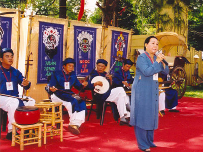 Cố nghệ sĩ Bạch Huệ trong một buổi đờn ca tài tử