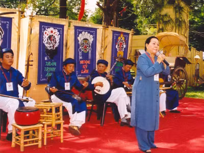 Cố nghệ sĩ Bạch Huệ trong một buổi đờn ca tài tử