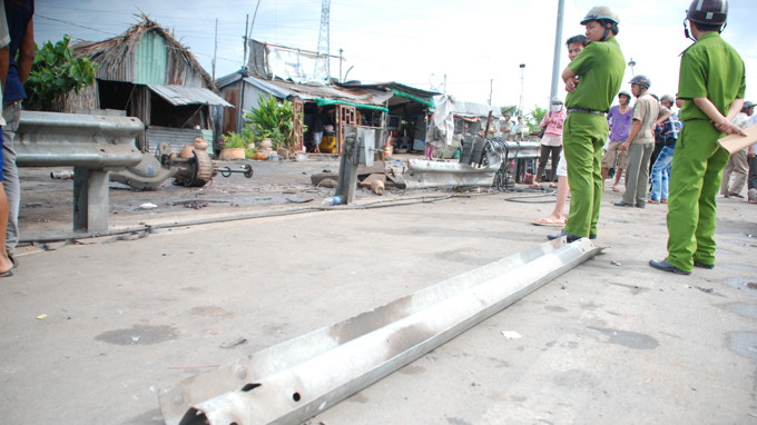 Rào chắn bên đường bị đứt khúc do sức ép từ vụ nổ