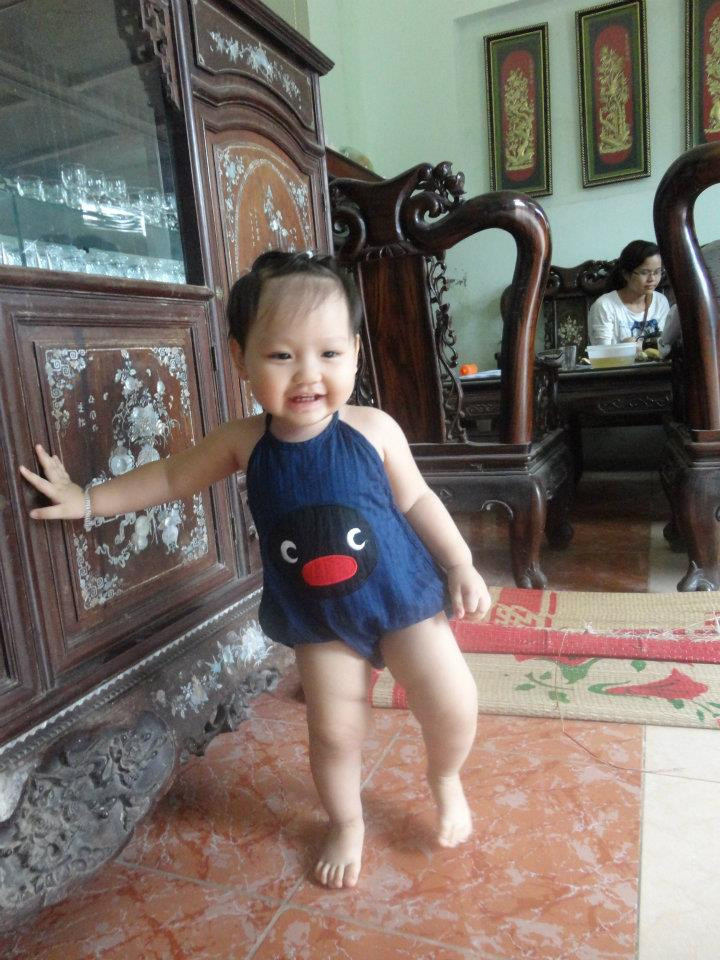 Mới mấy tháng trước thôi, Teddy trông y hệt một cu cậu ấy! Bây giờ thì Teddy cũng váy, cũng kẹp tóc, cũng "sexy" như ai!