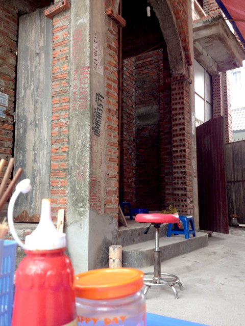  Chủ quán miến ngan cho hay, thuê ngôi biệt thự này vừa làm quán, vừa làm chỗ ở, nhưng không tiết lộ giá thuê