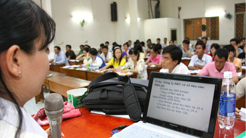 Buổi học sáng 12-12 của lớp dqk2085 ngành quản trị kinh doanh năm 2 hệ tại chức Trường đại học Sài Gòn. Ảnh: Như Hùng (Tuổi Trẻ). Buổi học sáng 12-12 của lớp dqk2085 ngành quản trị kinh doanh năm 2 hệ tại chức Trường đại học Sài Gòn. Ảnh: Như Hùng (Tuổi Trẻ)