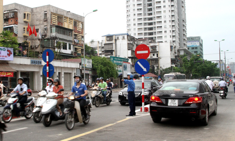 Cùng với hệ thống biển báo, lực lượng chức năng cũng được bố trí để hướng dẫn người và phương tiện di chuyển