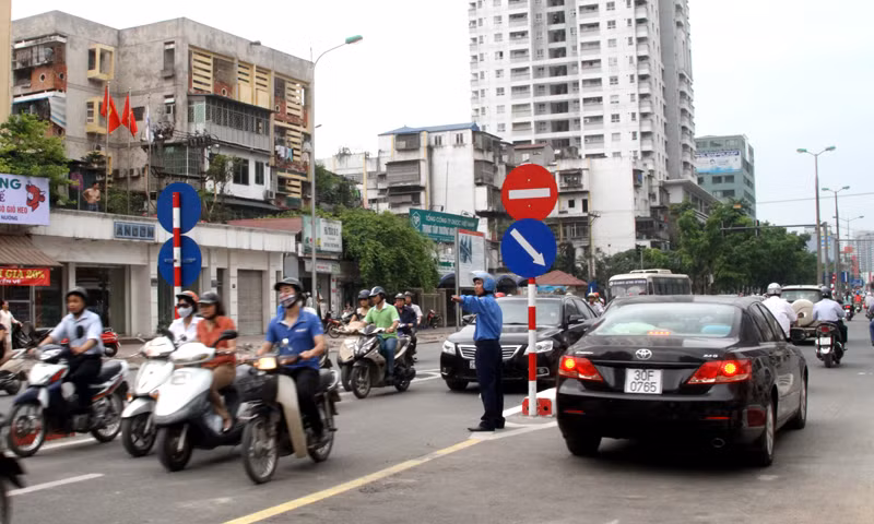 Cùng với hệ thống biển báo, lực lượng chức năng cũng được bố trí để hướng dẫn người và phương tiện di chuyển