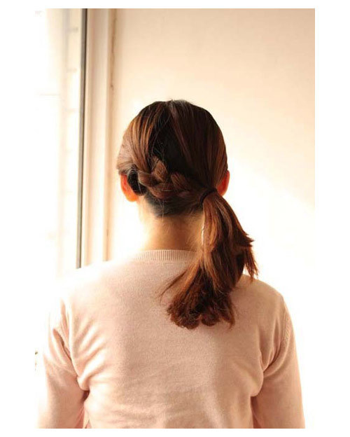 Để xõa tóc và chải mượt Lấy một phần tóc bên trái tết xuôi xuống Sau đó cột lại bằng chun hơi lệch sang bên cho điệu nhé! Tiếp theo, bạn tách đôi tóc ra và lộn phần đuôi tóc lên trên rồi luồn xuống dưới Phần đuôi tóc cuốn gọn lại hướng lên trên và lấy kẹp tăm, ghim chắc Và đây là kết quả của chúng ta. Hãy sử dụng thêm những phụ kiện như nơ, kẹp hoa xinh xắn để cài lên tóc. Để xõa tóc và chải mượt Lấy một phần tóc bên trái tết xuôi xuống Sau đó cột lại bằng chun hơi lệch sang bên cho điệu nhé! Tiếp theo, bạn tách đôi tóc ra và lộn phần đuôi tóc lên trên rồi luồn xuống dưới Phần đuôi tóc cuốn gọn lại hướng lên trên và lấy kẹp tăm, ghim chắc Và đây là kết quả của chúng ta. Hãy sử dụng thêm những phụ kiện như nơ, kẹp hoa xinh xắn để cài lên tóc.