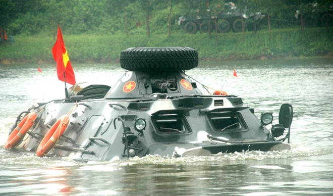 “Huấn luyện lái bơi là một nội dung khó, đặt ra yêu cầu rất nghiêm ngặt về kỹ, chiến thuật và an toàn vì vậy, ngoài chuẩn bị chu đáo về phương tiện kỹ thuật, bồi dưỡng cán bộ, chúng tôi thường xuyên giáo dục, quán triệt để các kíp xe nghiêm chỉnh chấp hành các biện pháp bảo đảm an toàn, tuyệt đối chấp hành quy tắc lái, làm đúng thứ tự động tác, coi đây là nhiệm vụ quan trọng nhất trong huấn luyện. Nhờ thực hiện đồng bộ các giải pháp, qua kiểm tra 3 ngày thực hành lái bơi, 100% lái xe đạt yêu cầu, trong đó, 72% đạt khá, giỏi”, Thiếu tá Thiều Trung Đô, Phó tiểu đoàn trưởng Kỹ thuật cho biết