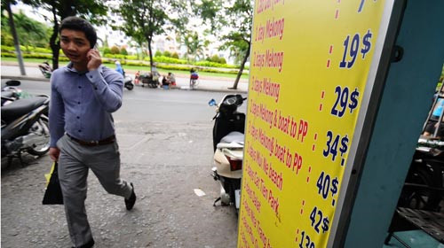 Một công ty du lịch (Q.1, TP.HCM) niêm yết giá tour bằng USD. Ảnh: Thuận Thắng