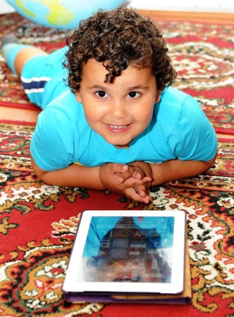 Mặc dù mới 2 tuổi nhưng Sherwyn có thể sử dụng thành thạo máy tính như người lớn