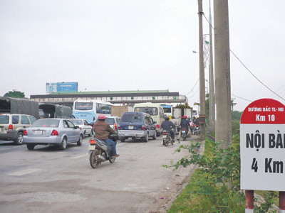 Theo Sở GTVT HN, việc thu phí khiến đường Bắc Thăng Long - Nội Bài thường xuyên ùn ứ. Ảnh: Trọng Đảng. Theo Sở GTVT HN, việc thu phí khiến đường Bắc Thăng Long - Nội Bài thường xuyên ùn ứ. Ảnh: Trọng Đảng