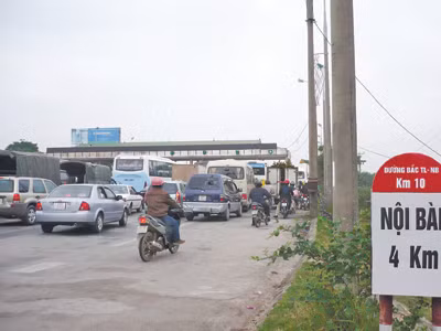 Theo Sở GTVT HN, việc thu phí khiến đường Bắc Thăng Long - Nội Bài thường xuyên ùn ứ. Ảnh: Trọng Đảng. Theo Sở GTVT HN, việc thu phí khiến đường Bắc Thăng Long - Nội Bài thường xuyên ùn ứ. Ảnh: Trọng Đảng