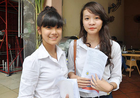 Hoàng Yến và bạn trước cổng trường thi. . Hoàng Yến và bạn trước cổng trường thi.