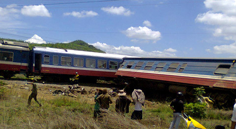 Hai toa tàu bị lật. Ảnh: Nguyễn Trí (Vnexpress) Hai toa tàu bị lật