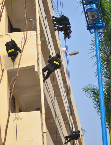 Từ tầng thượng, các chiến sỹ đặc nhiệm cũng bí mật tiếp cận