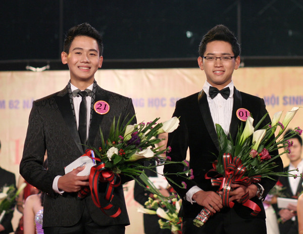 Hai nam thí sinh đạt giải nhì: Mạnh Quân (SBD 21,Viện Đại học Mở) và Nguyễn Trọng Huy (SBD 01, ĐH Khoa học Xã hội và Nhân văn)