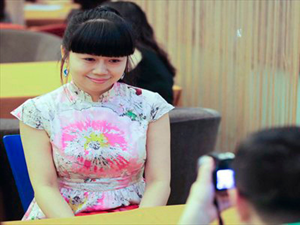 Một phụ nữ đăng ký tham gia sự kiện kén vợ cho tỷ phú đang được thẩm định bởi một ban chuyên gia ở Quảng Châu. Ảnh: CFP