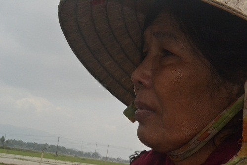 Lũ quét mất nhà, người đàn bà vô hồn không nơi trú ngụ. Ảnh Việt Hương