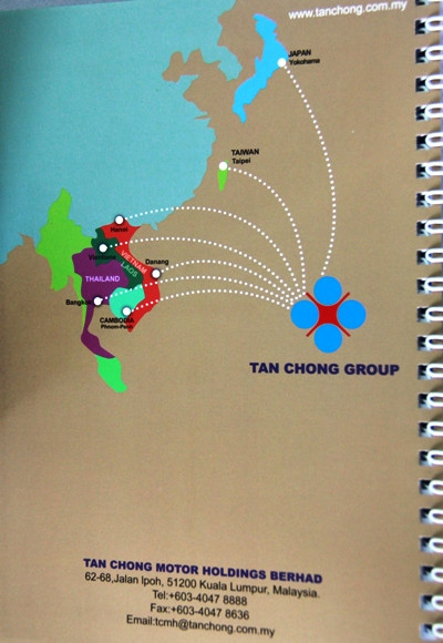 Trang bìa cuối của cuốn sổ viết tay in hình bản đồ Việt Nam không có Hoàng Sa, Trường Sa