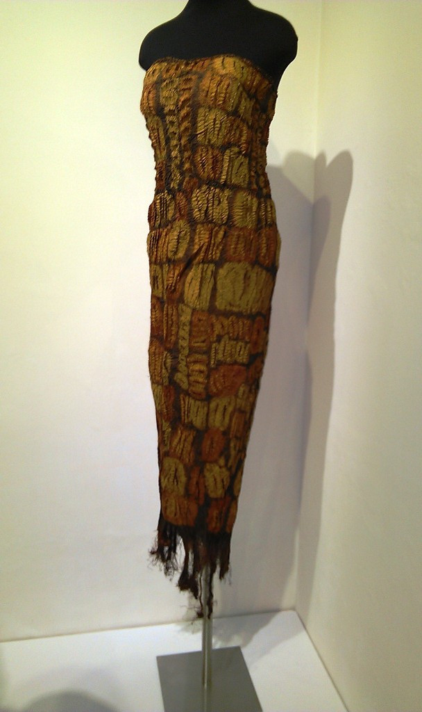 Váy áo làm bằng sợi cây cọ nhuộm cục bộ được phụ nữ Dida - miền nam Bờ Biển Ngà chế tác vào đầu thế kỷ 20