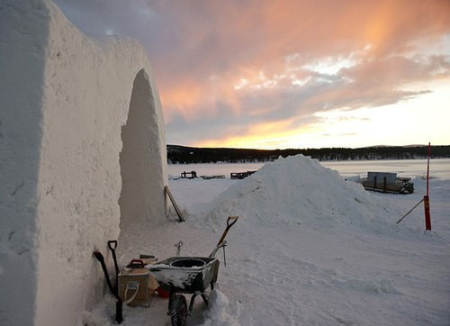 Nằm ở vùng hẻo lánh phía Bắc Thụy Điển (gần Bắc Cực), những khách may mắn có thể được chiêm ngưỡng bầu trời với nhiều dải sáng màu tuyệt đẹp