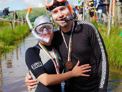 màn cầu hôn lãng mạn dưới đầm lầy của Simon Stratton và Elinor Robson