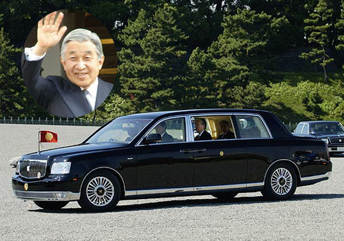 Nhật Hoàng Akihito sở hữu siêu xe Toyota Century Royal, chiếc Limousine được thiết kế dành riêng cho gia đình Hoàng gia Nhật Bản. Xe được trang bị khối động cơ V12 cho công suất khoảng 350 mã lực, được áp dụng những công nghệ tiến nhất của Toyota