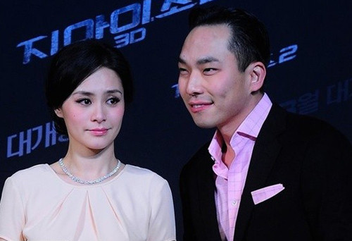 Chung Hân Đồng ngọt ngào sánh đôi người tình gốc Hàn Quốc. Hai người đường ai nấy đi hồi tháng 5