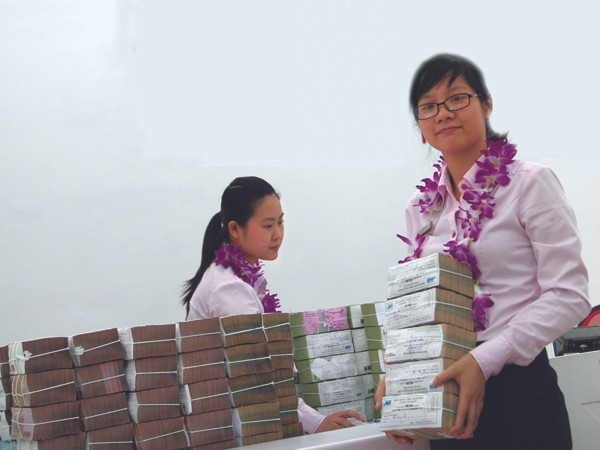 Giao dịch tại một ngân hàng Ảnh: Minh Đức