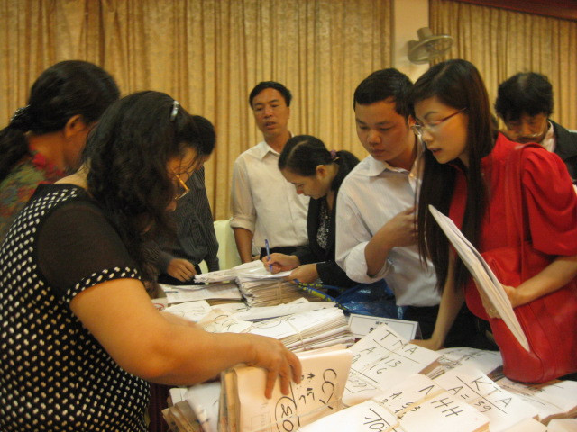 Sở GD&ĐT Sơn La bàn giao hồ sơ đăng ký dự thi cho các trường vào sáng nay