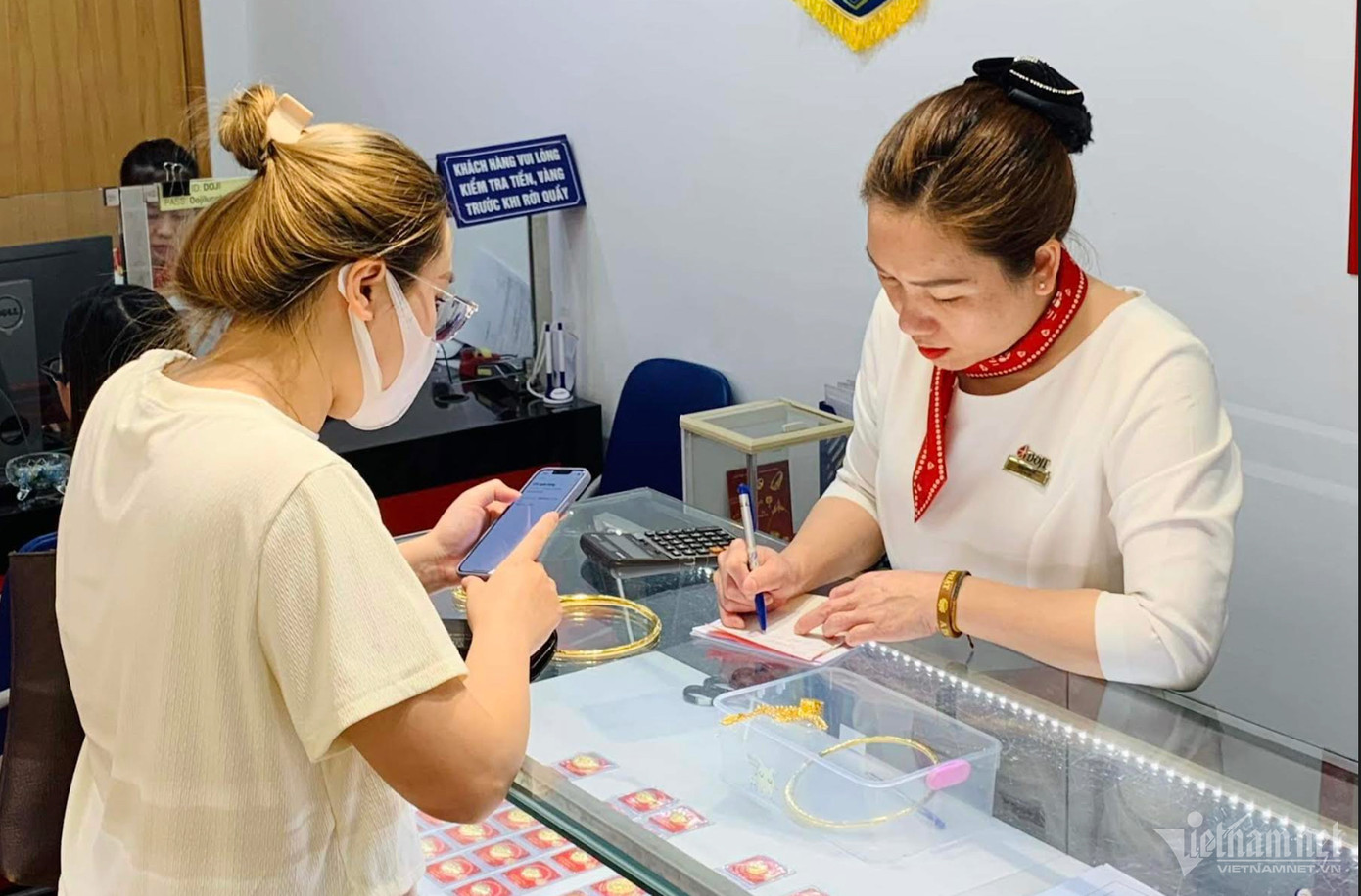 Có người đem bán vàng chốt lời. Ảnh: Tiến Anh Có người đem bán vàng chốt lời. Ảnh: Tiến Anh