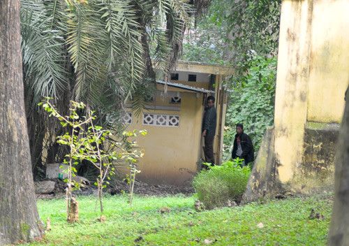 Gọi thêm đồng bọn ra để cùng rình mò phòng vệ sinh nữ. Gọi thêm đồng bọn ra để cùng rình mò phòng vệ sinh nữ